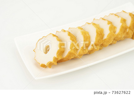 カットした野焼きかまぼこ 73627622