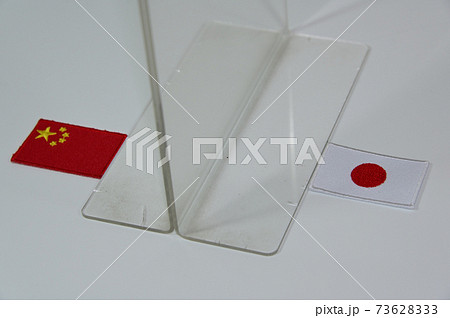 日本国旗と中国国旗と飛沫防止パネル 73628333