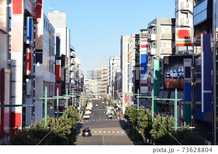 埼玉県 蕨駅東口の街並み 73628804