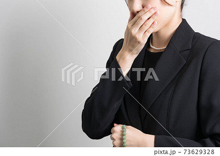 大切な人を亡くし悲しみの表情の若い女性 【葬儀】 73629328