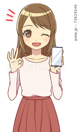 スマホの画面を見せる女性　OK 73629340