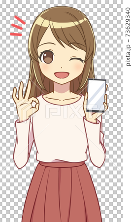 スマホの画面を見せる女性　OK 73629340