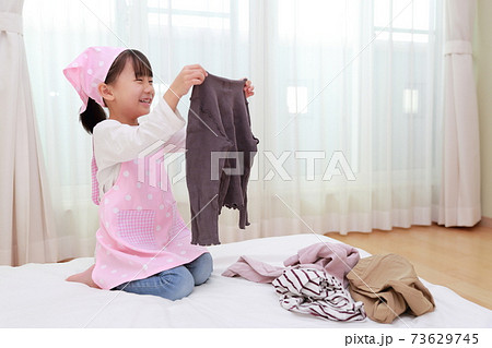 洗濯物をたたむお手伝をする5歳の女の子の写真素材 [73629745] - PIXTA