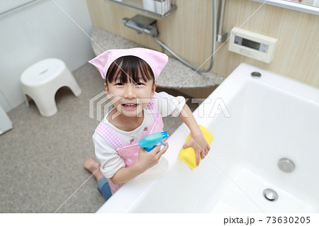 お風呂掃除を手伝う5歳の女の子 73630205