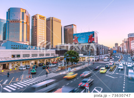 日本の東京都市景観 品川駅や夕陽を浴びてオレンジ色に染まるオフィスビル群 73630747