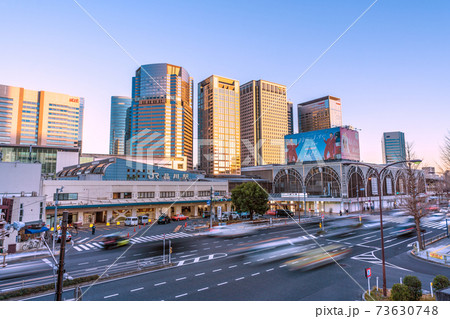 日本の東京都市景観 品川駅や夕陽を浴びてオレンジ色に染まるオフィスビル群 日本の東京都市景観 品川駅や夕陽を浴びてオレンジ色に染まるオフィスビル群 73630748