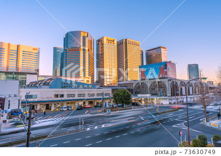 日本の東京都市景観 品川駅や夕陽を浴びてオレンジ色に染まるオフィスビル群 73630749