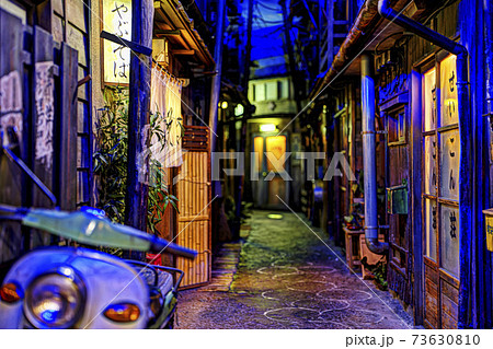 薄暗く人気の無い昭和の路地 薄暗く人気の無い昭和の路地 73630810