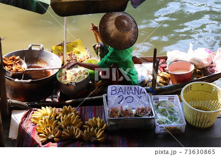 アユタヤ水上マーケットでフルーツを売る女性 アユタヤ水上マーケットでフルーツを売る女性 73630865