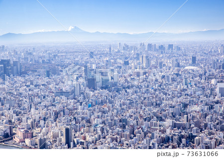 スカイツリーから富士山と東京の街並みの写真素材