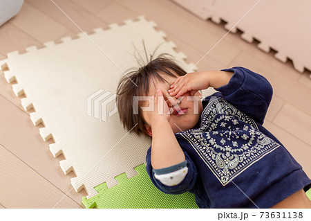 男児のオムツ交換 73631138