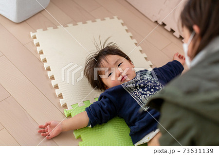 男児のオムツ交換 73631139