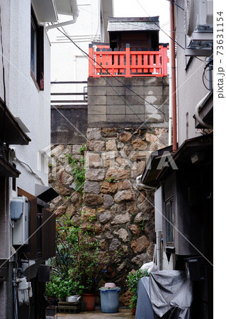 路地の上にあるお宮さん 73631154