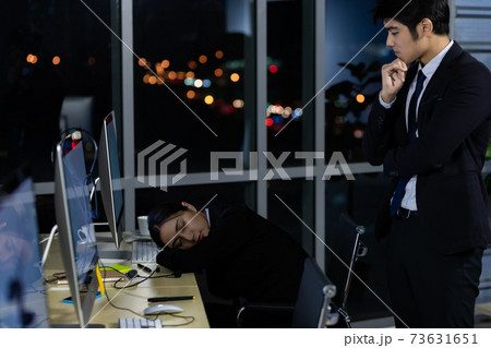 The manager standing behind the employees who secretly slept during working hours 73631651