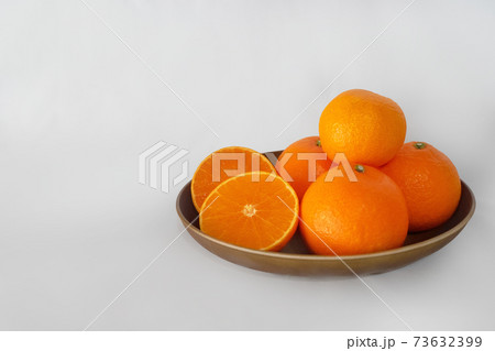 白バック　皿にのった紅マドンナ 73632399