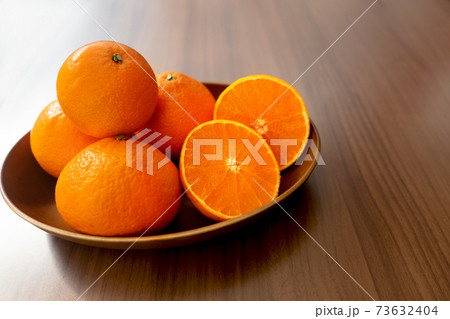 机の上の皿にのった紅マドンナ 73632404