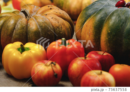 Close up of scattered vegetables of pumpkin, pepper and apples 73637558