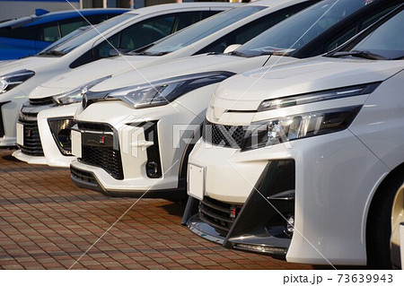 自動車イメージ　販売店に並ぶ車　トヨタ車 73639943