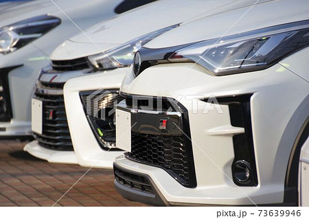 自動車イメージ　販売店に並ぶ車　トヨタ車 73639946