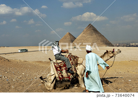 エジプト ギザのピラミッド観光地のラクダの写真素材