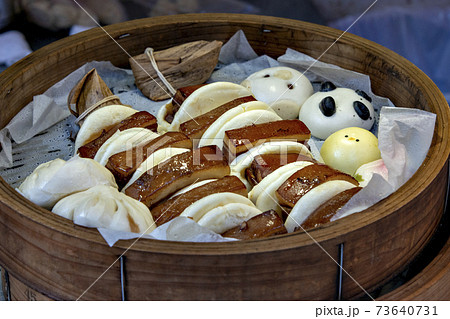 神戸の中華街で販売されている動物の顔をした蒸し饅頭の写真素材