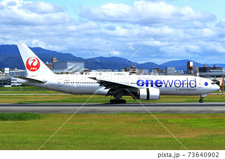 大阪国際空港 飛行機jal 逆ラン着陸の写真素材