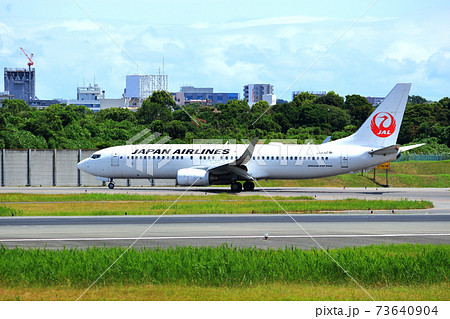 大阪国際空港 飛行機jal 逆ラン着陸の写真素材