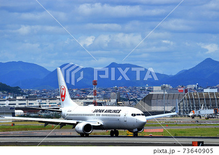 大阪国際空港　飛行機JAL　逆ラン着陸 73640905