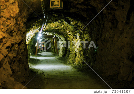 地下壕は奥へと続く 73641107