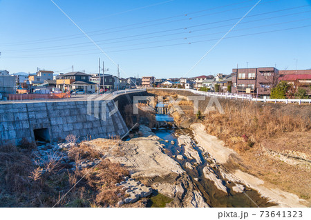 川沿いの住宅街風景の写真素材