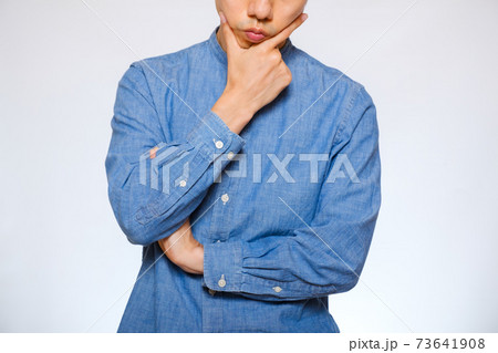 考え込む日本人男性 73641908