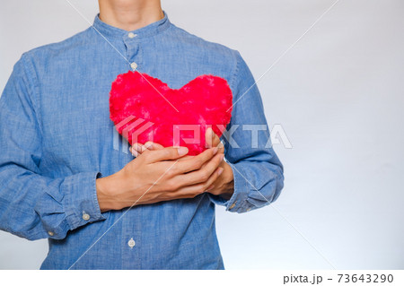 ハートを持つ男性　助け合い　愛情　イメージ 73643290