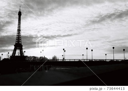 朝靄の中の景色 エッフェル塔の写真素材