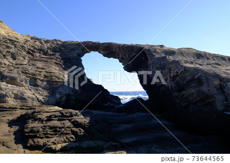 神奈川県城ヶ島の馬の背洞門 73644565