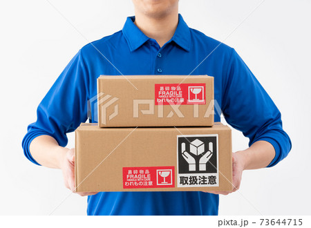 荷物を持つ白背景の宅配便の男性の手元のアップ 73644715