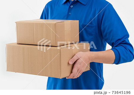 荷物を持つ白背景の宅配便の男性の手元のアップ 73645196