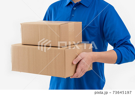 荷物を持つ白背景の宅配便の男性の手元のアップ 73645197
