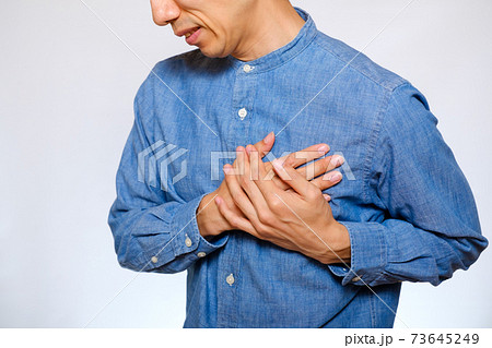 苦しそうに胸を押さえる男性 73645249