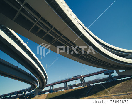 高速道路のジャンクション 73645879