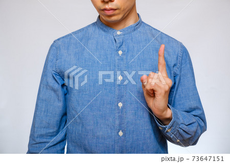 人差し指を立てる日本人男性 人差し指を立てる日本人男性 73647151