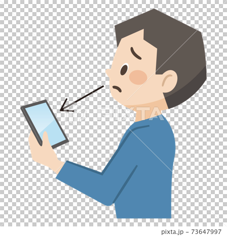 疲れ目で眼のピントが合わない男性 73647997