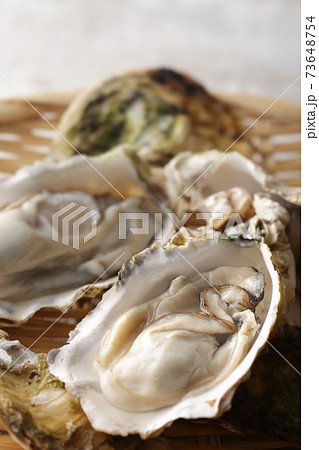 冬の海の味覚の殻付きの牡蠣 冬の海の味覚の殻付きの牡蠣 73648754