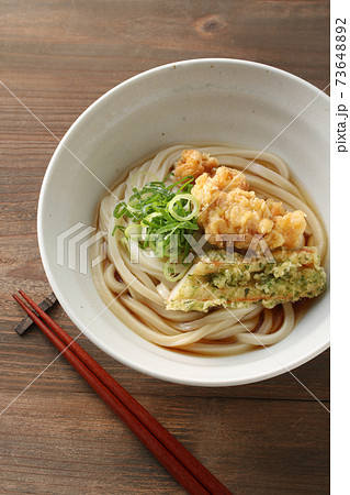 天ぷらを乗せた夏の味覚のざるうどん 73648892