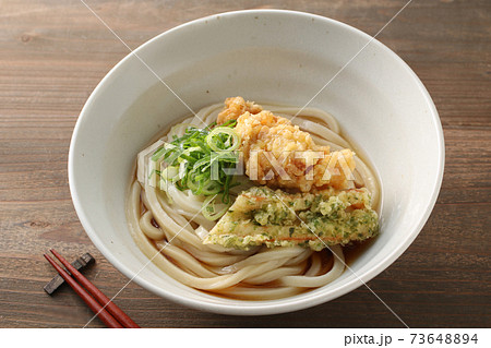 天ぷらを乗せた夏の味覚のざるうどん 73648894