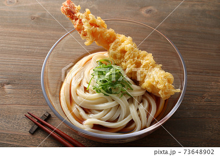天ぷらを乗せた夏の味覚のざるうどん 73648902