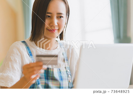 クレジットカードとパソコンと主婦 73648925