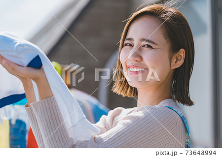 体操着の洗濯をする主婦 73648994
