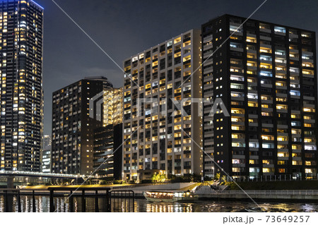 夜のマンション群 73649257