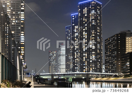 夜のタワーマンション群 73649268