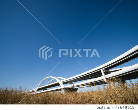 冬の青空と橋のある高速道路 冬の青空と橋のある高速道路 73649919
